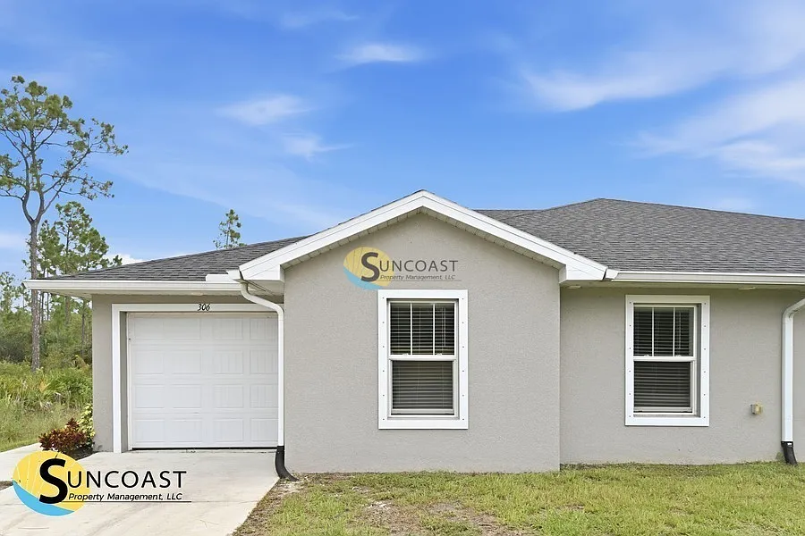 Stylish 2BR Duplex Near Fort Myers — Photo 2