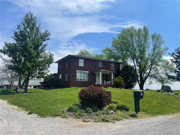 18114 E 2nd Rd, Litchfield, IL 62056
