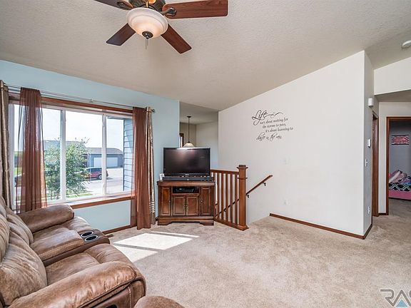 3rd image of 604 Almond Ave