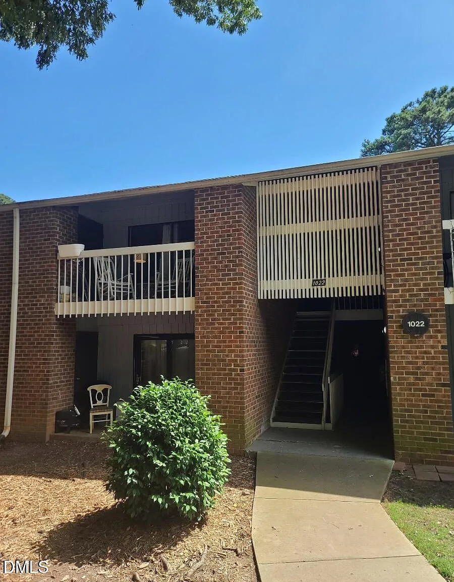 3 bed, 2.0 bath, 1225 sqft, $1,450 — Photo 2