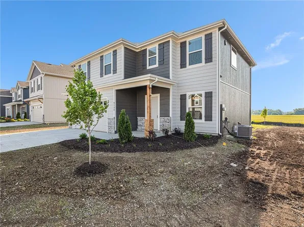 9135 SW 2nd St, Lees Summit, MO 64064
