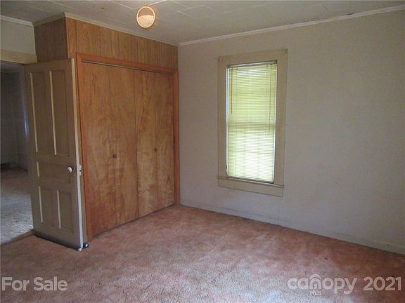 3rd image of 709 Jefferson Ave NE