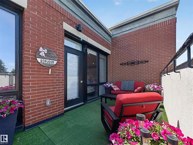 11710 87 Ave NW, Edmonton -Luxury 3-Bed Penthouse in Windsor Park | 3 Baths + 3 Parking | Near U ... — Photo 3