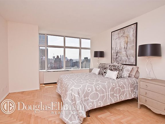 3rd image of 160 W 66th St APT 37G
