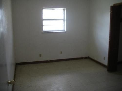 4th image of 405 S Donley Ave