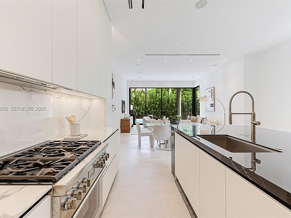 5th image of 2822 Coconut Ave #2822