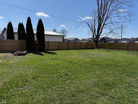4th image of 905 White Dr