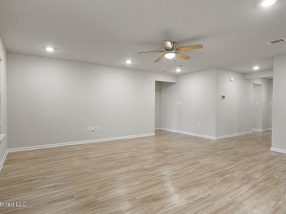 5th image of 211 Hawthorne Dr