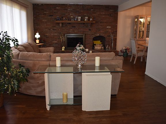 5th image of 30 Marquette Dr