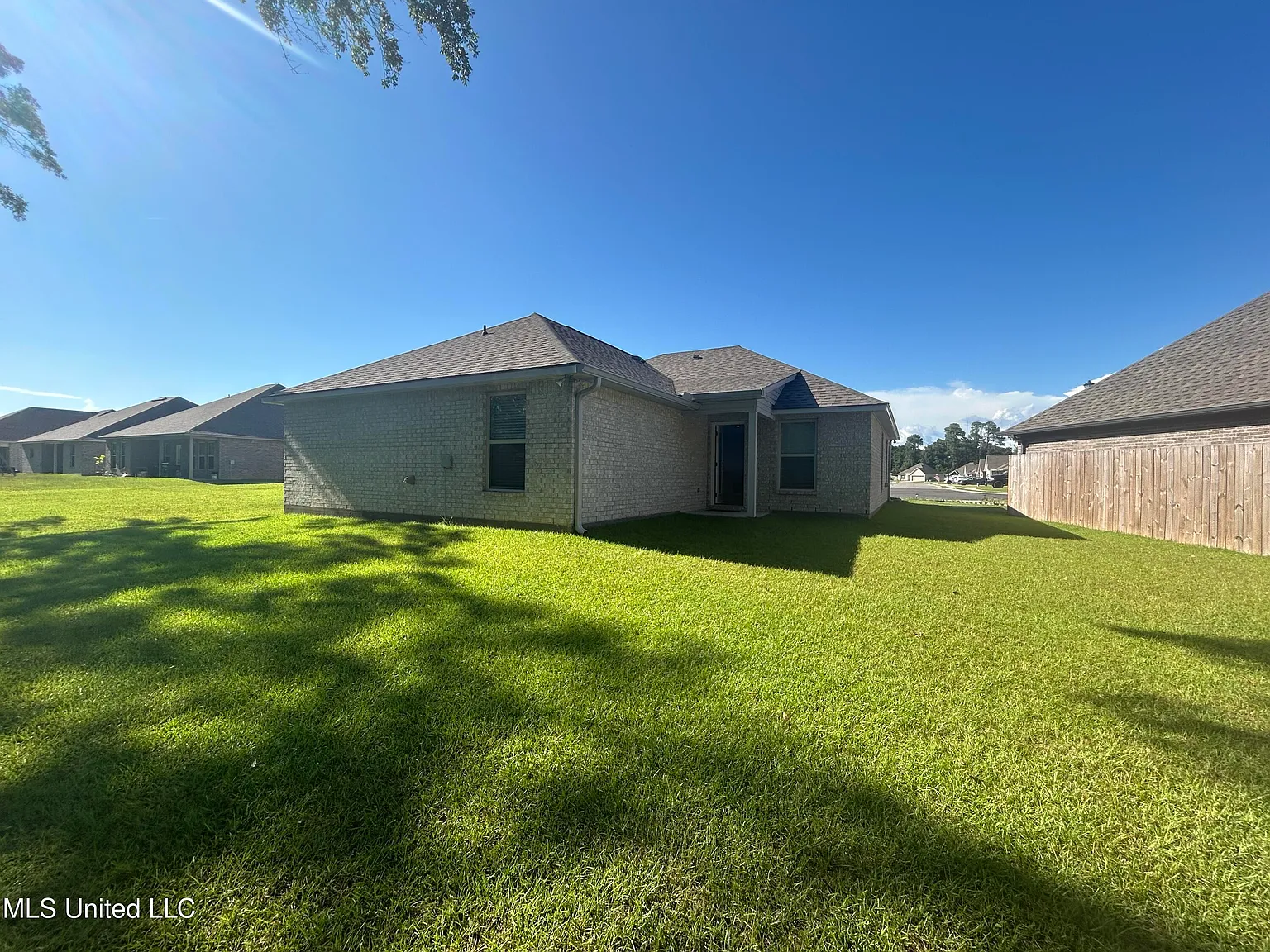 3 bed, 2.0 bath, 1490 sqft, $2,000 — Photo 3