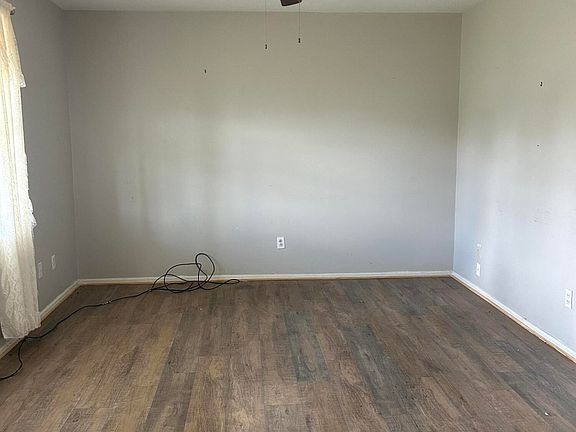 3rd image of 1007 E Tahoka Rd