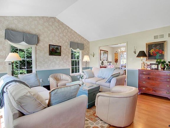 LR w/laminate flooring