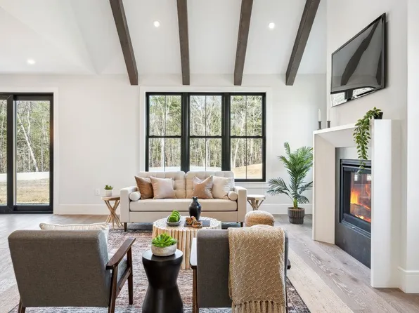 33 Trails Edge Road, Windham, NH 03087