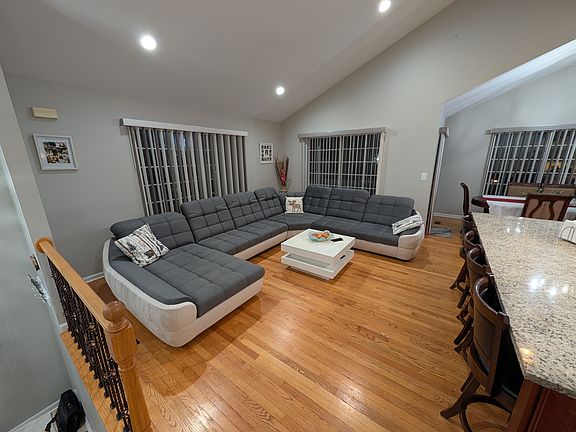 5th image of 909 Mayfair Ct