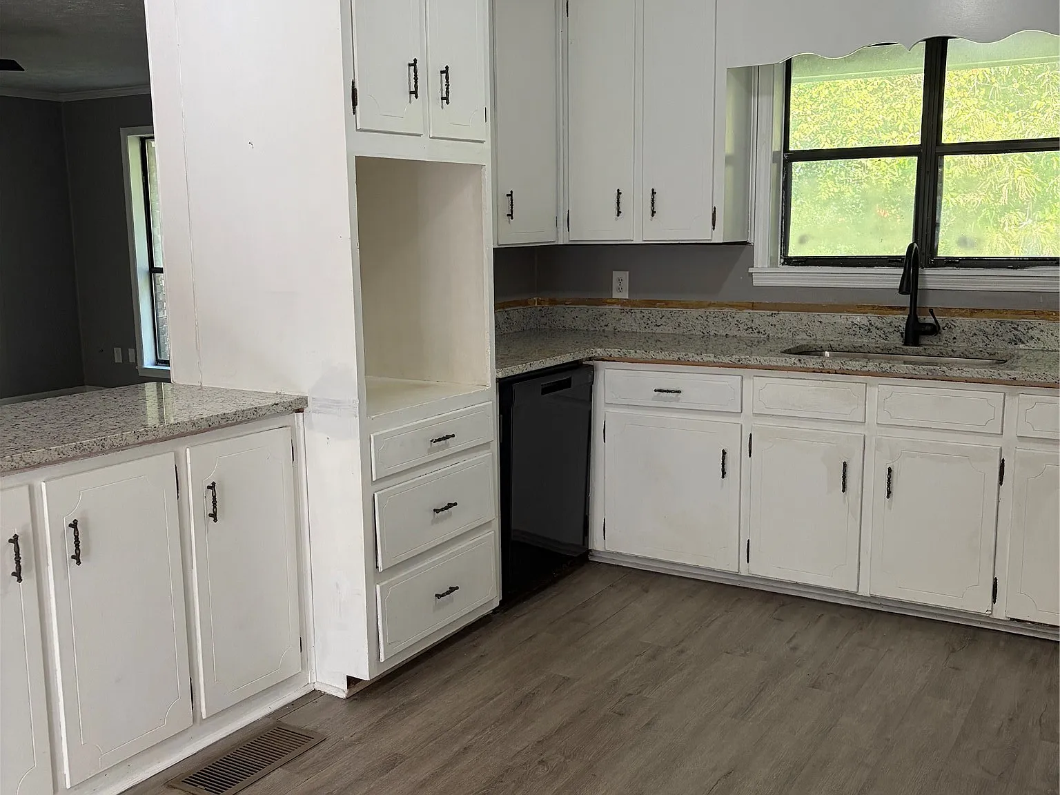 5 bed, 3.0 bath, 2600 sqft, $2,100 — Photo 2