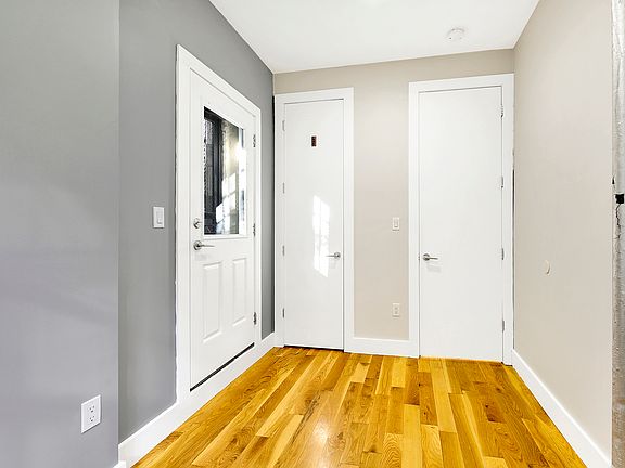 5th image of 556 Bainbridge St APT 1R