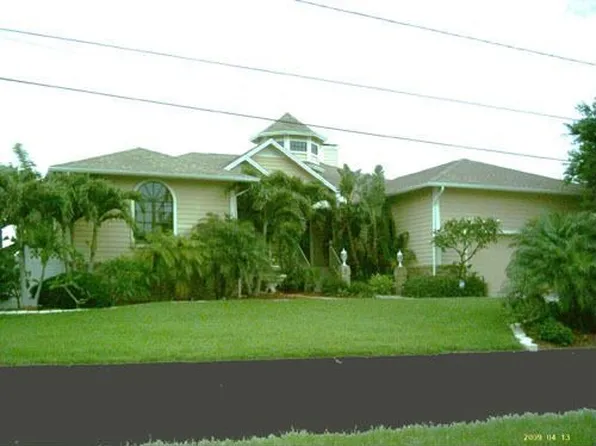3121 Hibiscus Dr E, Belleair Beach, FL 33786