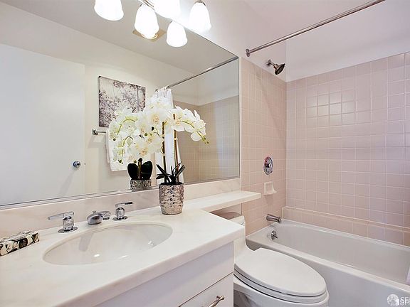 4th image of 300 3rd St APT 915