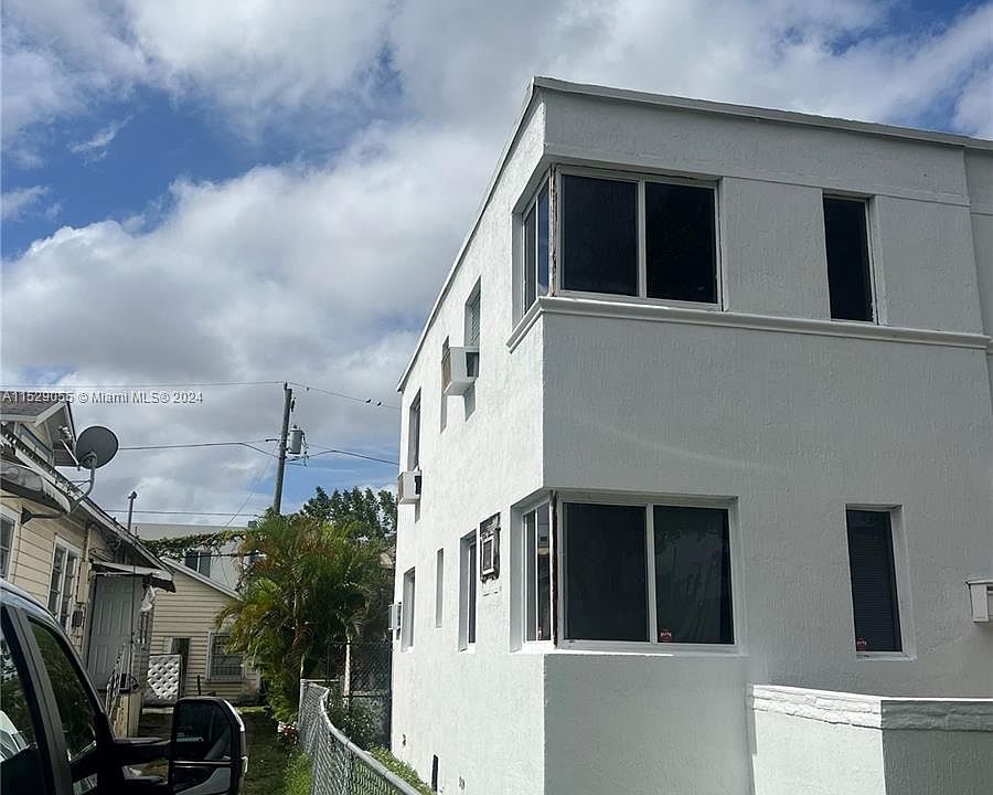 2nd image of 824 SW 13th Ave
