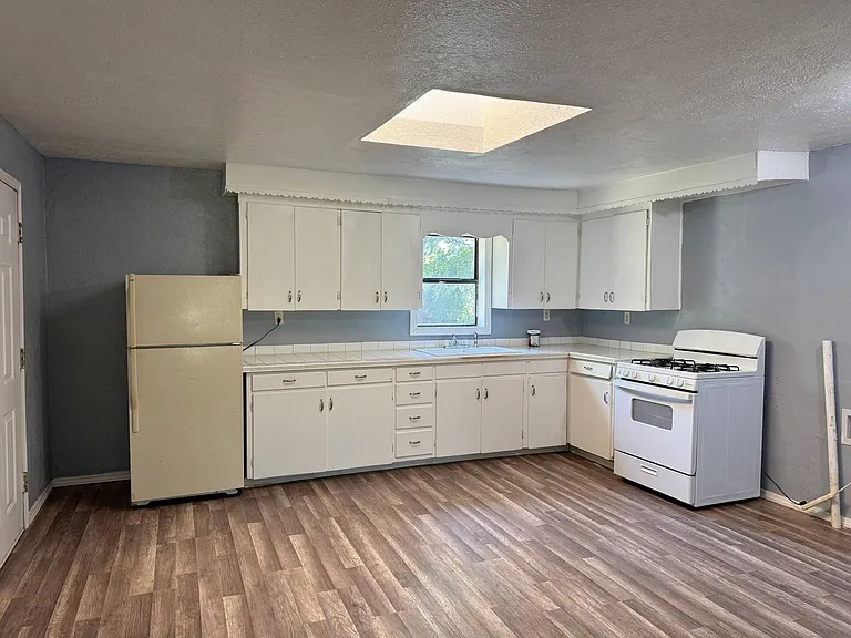 808 E Bank St — Photo 4
