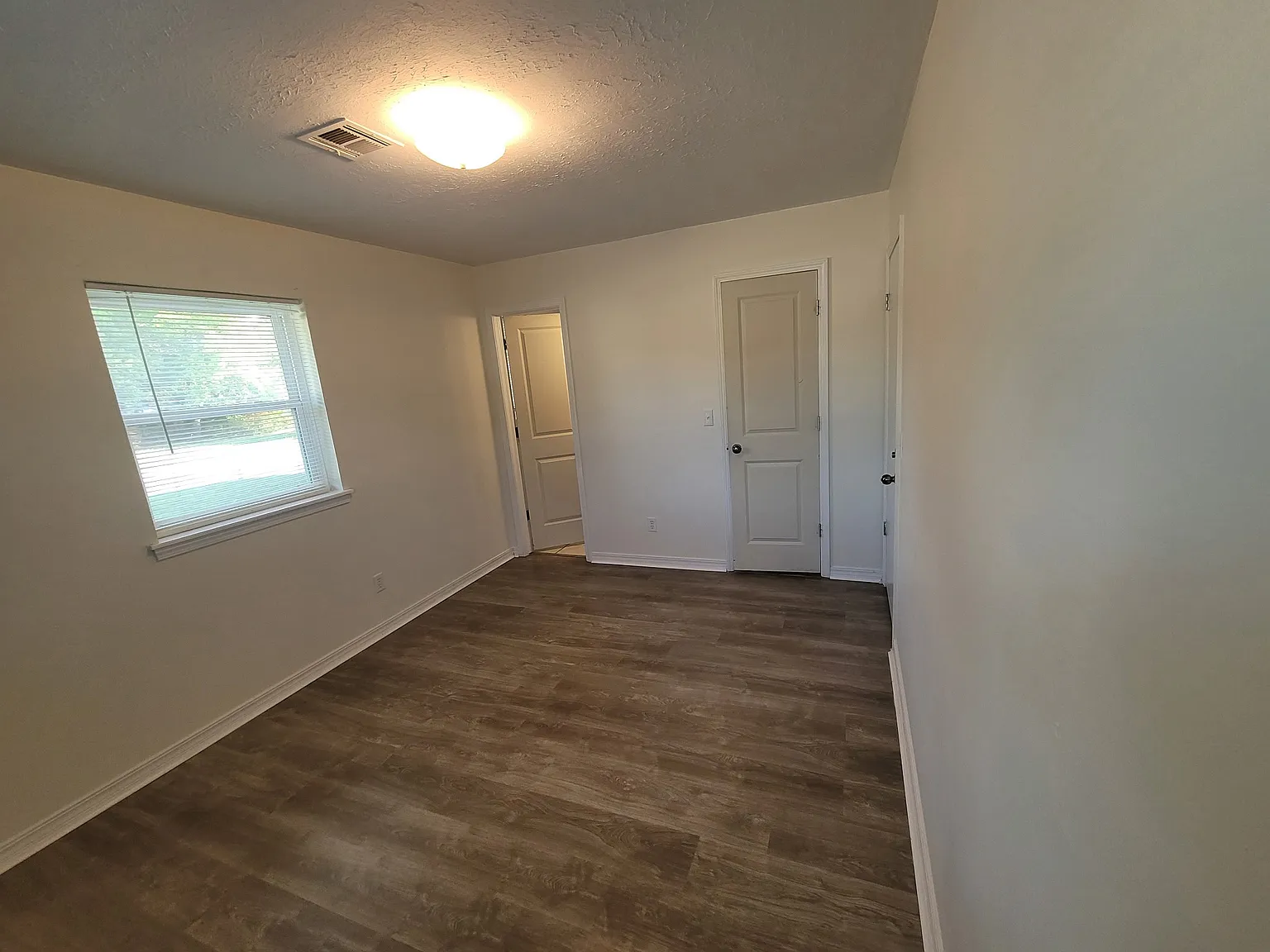 3 bed, 1073 sqft, $550 — Photo 3