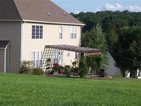 2nd image of 201 Fernwood Dr NE