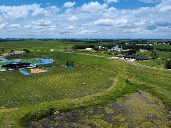 937 Harter Cir, Madison, SD 57042