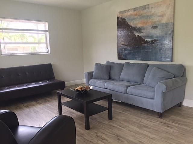 1st image of 408 SE 9th St APT 4
