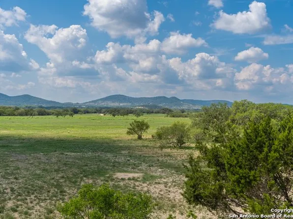 1050 B&R Road, Utopia, TX 78884