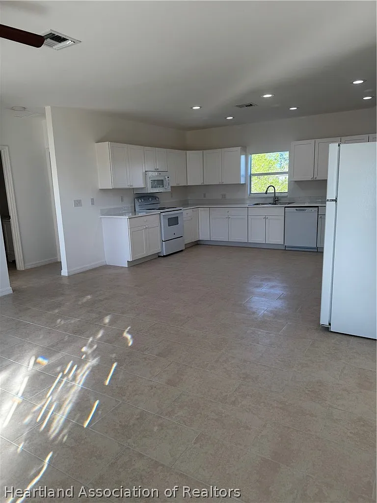 3 bed, 2.0 bath, 1104 sqft, $1,600 — Photo 4