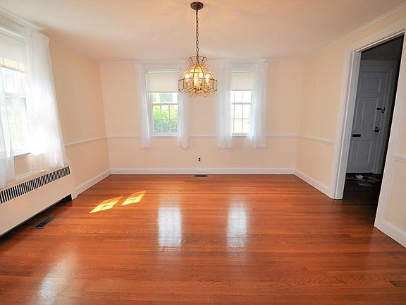 3rd image of 108 Youle St