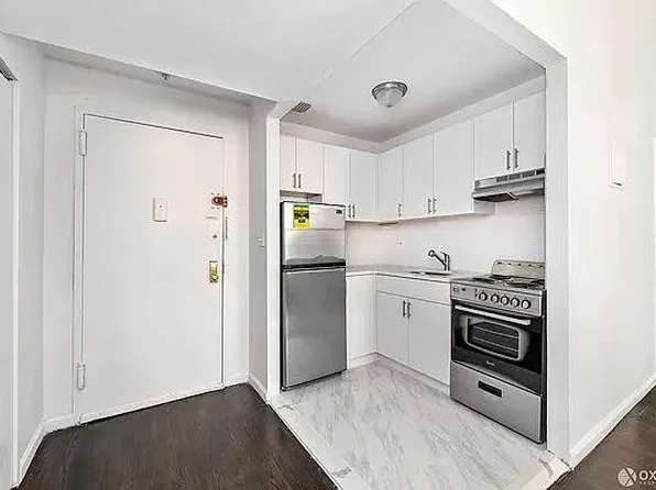 220 Park Avenue South image 2 of 8