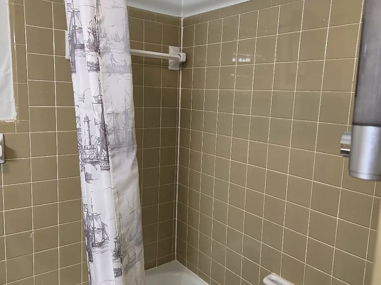 Hallway Shower/Tub