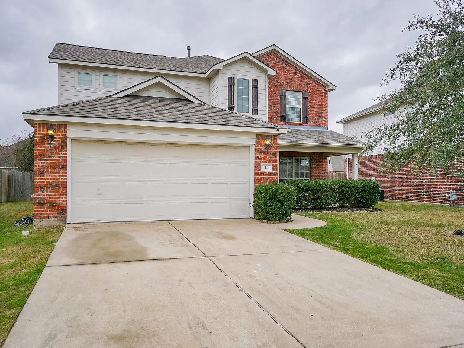4 bed, 2.5 bath, 2548 sqft, $2,390 — Photo 2