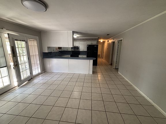 3rd image of 906 Meadow Ln
