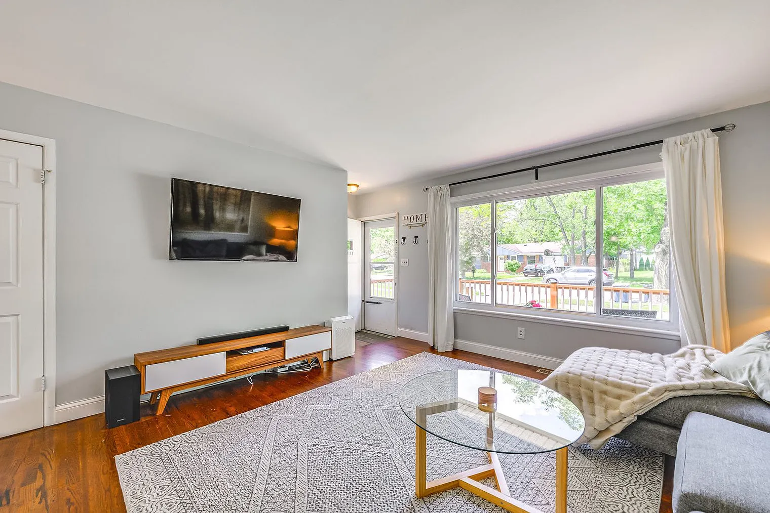 3 bed, 1.0 bath, 990 sqft, $2,967 — Photo 2