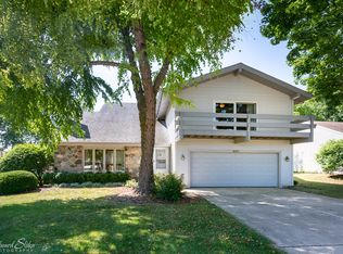 1067 Colony Dr, Crystal Lake, IL 60014