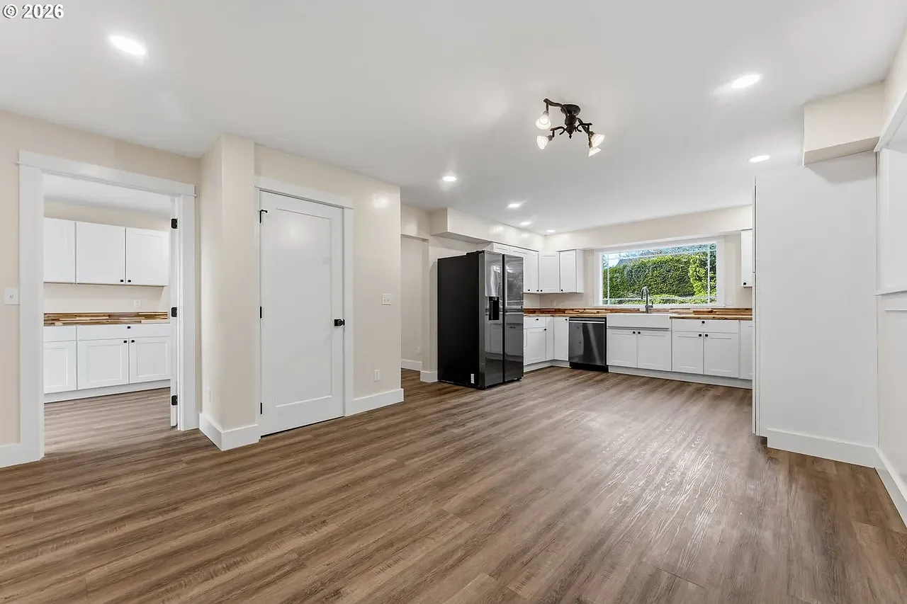 3 bed, 2100 sqft, $2,500 — Photo 3