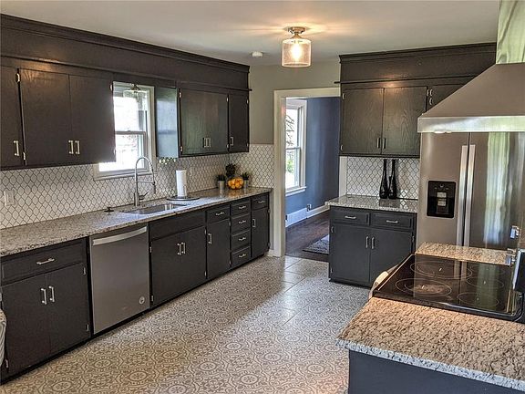 Kitchen - view to dining room