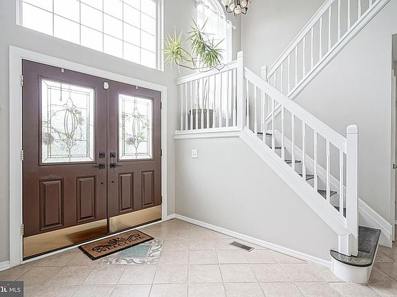 4th image of 43 Lexington Cir