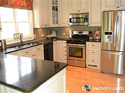 Beautifully apdated kitchen with granite