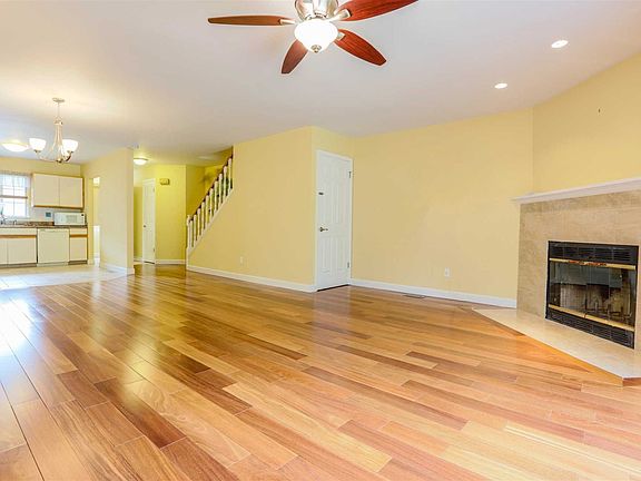 3rd image of 105 Sheffield Ct #105