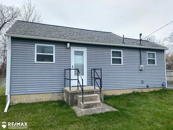 1087 Chrysler St, Mount Morris, MI 48458
