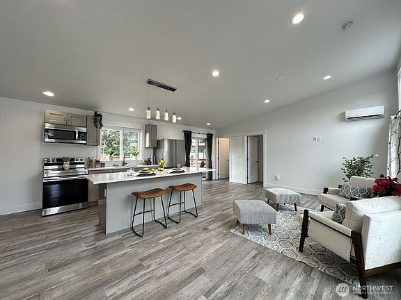 3rd image of 638 Rainbow Ct NE
