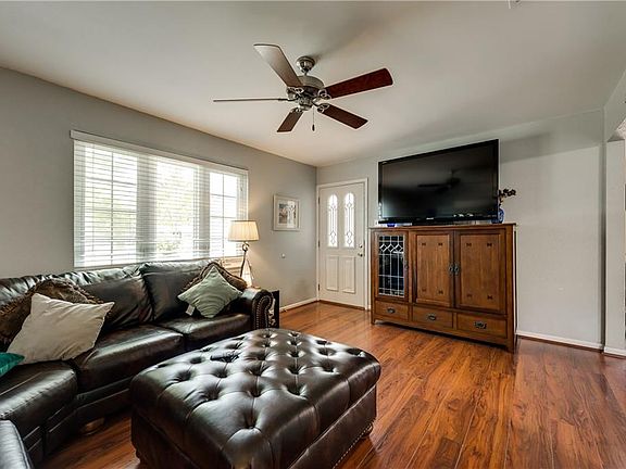 3rd image of 1302 Hampshire Ln