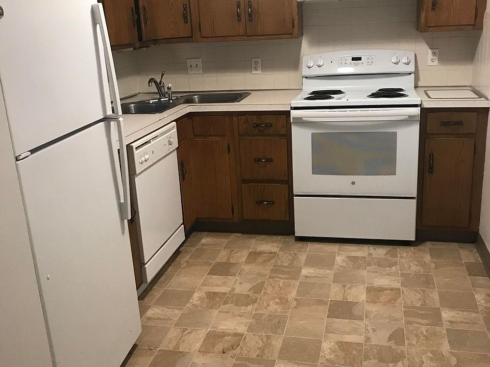 2nd image of 1077 Main St