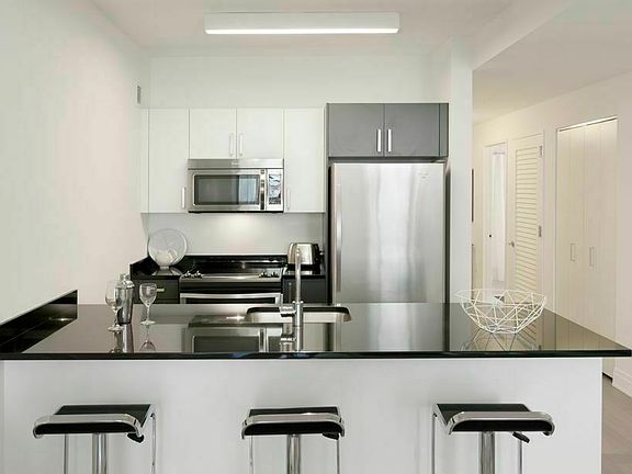 3rd image of 70 Pine St APT 1724