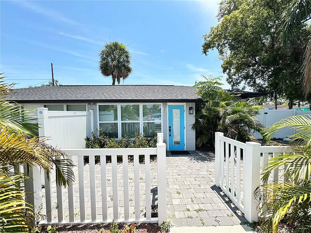 2 bed, 1.0 bath, 827 sqft, $1,600 — Photo 1