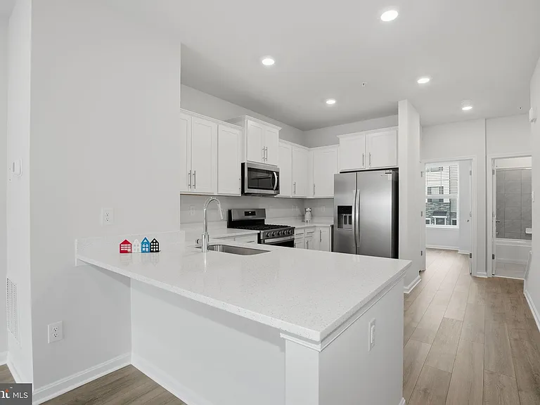818 Bond St — Photo 11