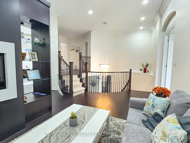 12 Royal West Dr — Photo 27